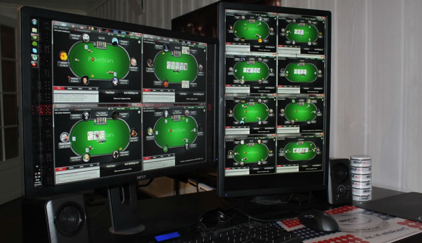 ¿Cómo juegan los profesionales al póker online con varias pantallas?